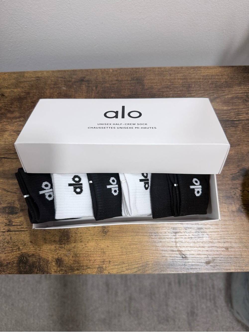ALO Yoga Unisex Half-Crew Socks – Black and White Pack